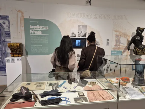 Más de 100 piezas inéditas renuevan la exposición del Museo de la Ciudad