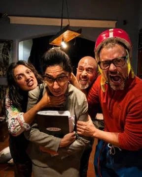 DORA. Ellos saben que sabe. Ella sabe que saben. Pero ella es Dora, la Administradora