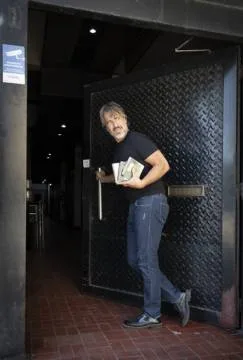 Juan, estoy en la puerta, bajá. un espectáculo de canciones melódicas de los 90... ponele