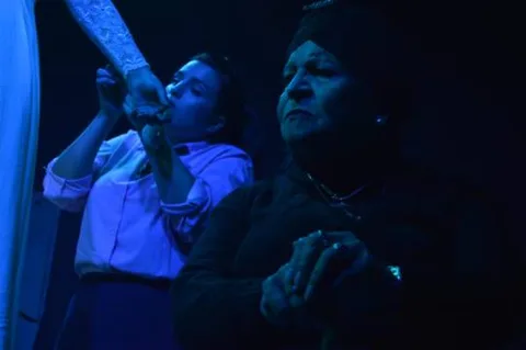 Enhebradas (inspirada en la casa de Bernarda Alba)